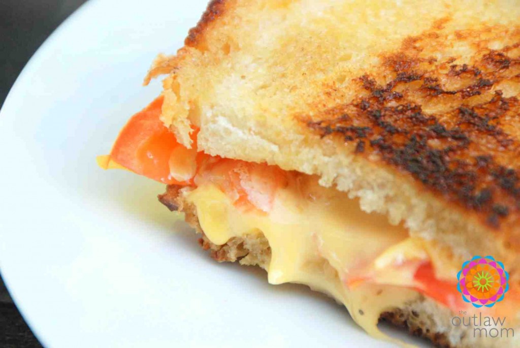 grilled cheese sandwich with tomatoes
